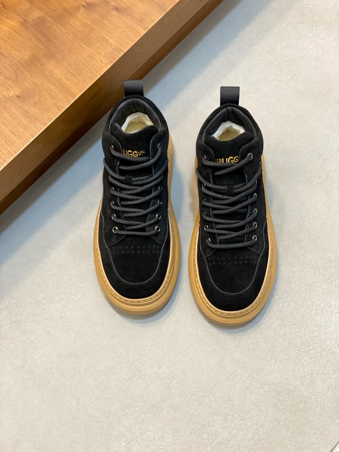 Men's shoes 💰740 UGG lace-up thick-soled sports shoes for men. Full of fashion, casual and versatile. The frosted upper is high-end without looking old-fashioned. The upper is waterproof and oil-proof, fashionable and easy to take care of. The lining is made of sheepskin. It is comfortable and warm. The upper foot is not bloated at all. Super fashionable Size: 39-44